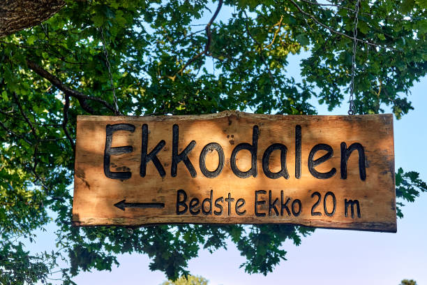 Directional sign to Ekkodalen and Gamleborg castle ruins, vicinity of Aakirkeby, Bornholm island, Denmark Ekkodalen (Echo Valley), Denmark June 27, 2019. Directional sign to Ekkodalen and Gamleborg castle ruins, vicinity of Aakirkeby, Bornholm island, Denmark green valley denmark stock pictures, royalty-free photos & images