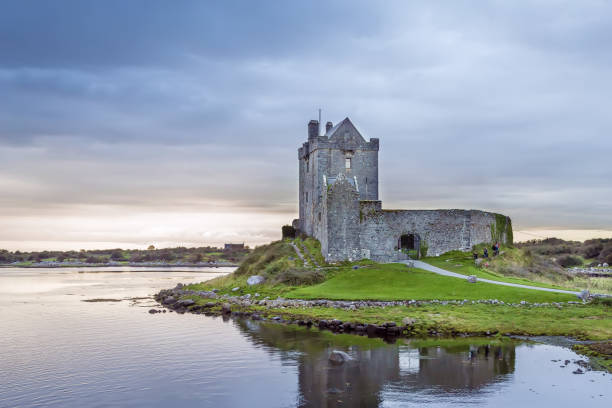château de dunguaire, irlande - kinvara photos et images de collection