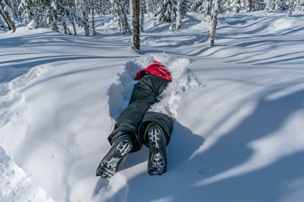 wypadek z narciarzem w lesie, który leży w zaspie śnieżnej - skiing people men women zdjęcia i obrazy z banku zdjęć