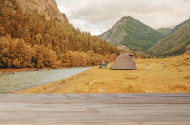 mesa vazia em fundo desfocado de camping - meadow autumn hiking mountain - fotografias e filmes do acervo