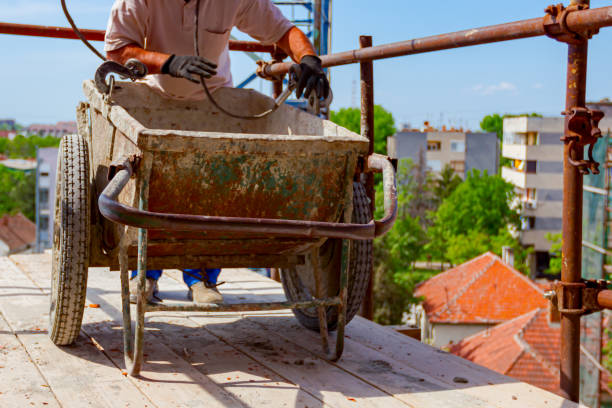 リガーは手押し車にクレーンフックを締める - scaffolding wheel construction site metal ストックフォトと画像