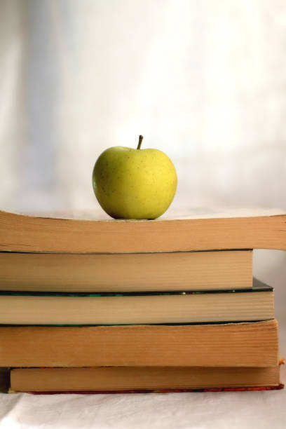 libros y apple - book stack dieting textbook fotografías e imágenes de stock