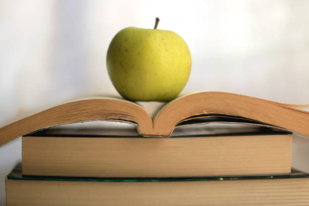 libros y apple - book stack dieting textbook fotografías e imágenes de stock