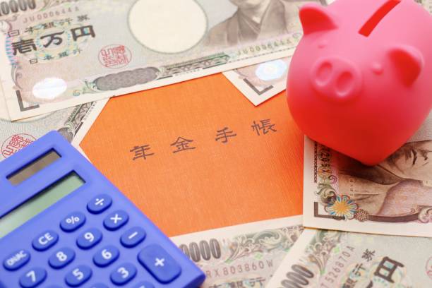 istock Pension notebook and Japanese banknotes 1307400234