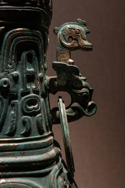 close-up de bronze da china antiga - ancient civilization ancient traditional culture vertical - fotografias e filmes do acervo