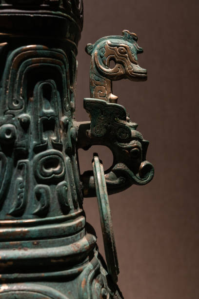древний китай бронзовый крупным планом - asian culture traditional culture chinese culture antiquities стоковые фото и изображения