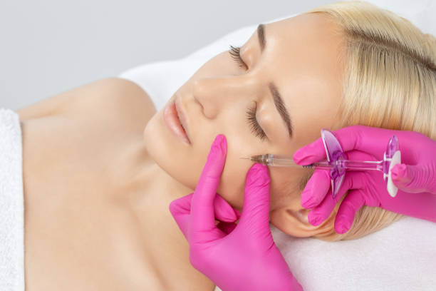 cosmétologue fait rajeunir les injections antirides sur le visage d’une belle femme. cosmétologie esthétique féminine dans un salon de beauté. - mesotherapy photos et images de collection