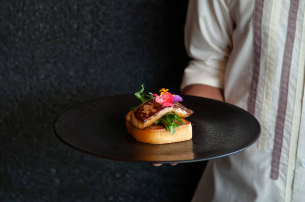 foie gras servido con pan tostado y ensalada verde - foie gras goose meat liver pate fotografías e imágenes de stock