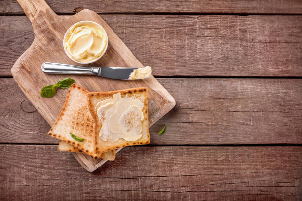 кусочки тостового хлеба с маслом - butter toast bread breakfast стоковые фото и изображения