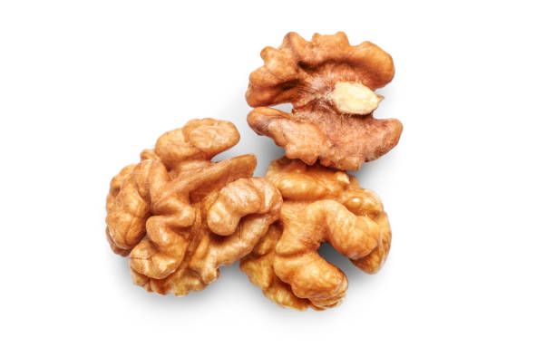золотые питательные ядра грецкого ореха, изолированные на бело�м - walnut стоковые фото и изображения