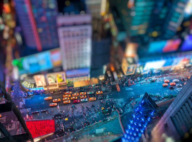 vista aérea del cambio de inclinación de times square en nueva york - times square night broadway new york city fotografías e imágenes de stock