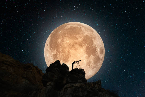 paysage fantastique. la pleine lune sur la roche. silhouette d’homme avec le télescope explorent le ciel étoilé. - long exposure rock cloud sky photos et images de collection