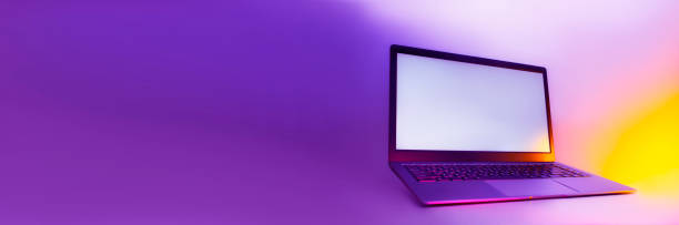 schlanke moderne laptop mit weißen bildschirm auf dem hintergrund kreatives licht. mockup in bunten hellen neon uv blau und lila lichter. - neon fotos stock-fotos und bilder