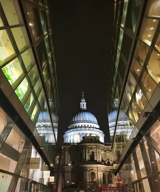 старый встречает новых в соборе святого павла. - st pauls cathedral travel destinations reflection london england стоковые фото и изображения