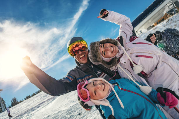 zimowe szczęście - family skiing ski vacations zdjęcia i obrazy z banku zdjęć