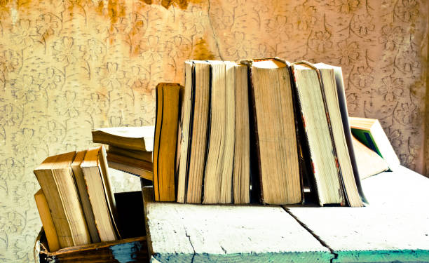 libros viejos abandonados en una vieja mesa de madera - bible study university old fashioned fotografías e imágenes de stock