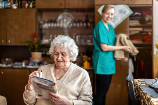 自宅で先輩女性の世話をする女性看護師 - senior adult home caregiver care community outreach ストックフォトと画像