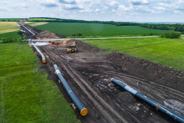 l'apparecchiatura per il gasolio gnl south stream pipeline. veduta aerea di un cantiere di un impianto di gas naturale. - metano foto e immagini stock