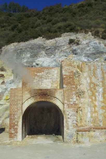 vieux bâtiment romain de brique dans le cratère de solfatara dans les champs phlegraean en italie - sulphur landscape fumarole heat photos et images de collection