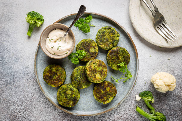 broccoli and cauliflower fritters - cauliflower vegetable portion cabbage imagens e fotografias de stock