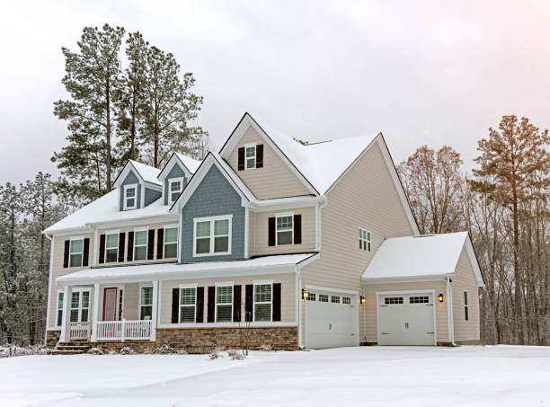Snowy house in the winter Colonial style luxury home in the winter frozen asset stock pictures, royalty-free photos & images