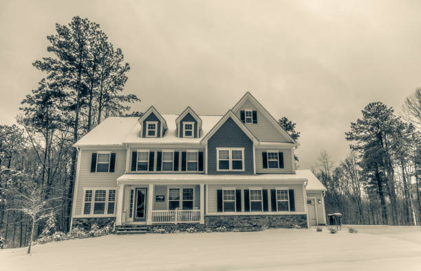 istock Colonial style house in winter 1307454090