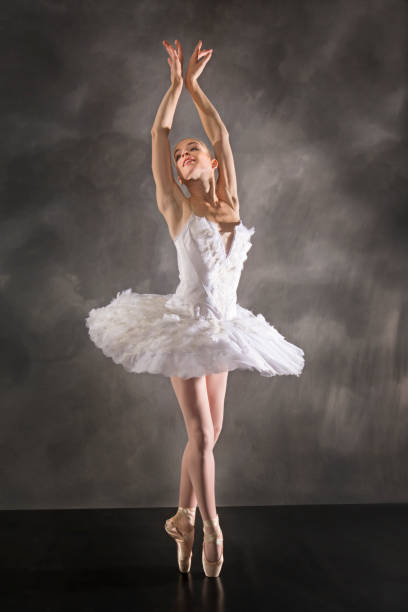 ballerina in tutù bianco, che balla nello studio del connecticut. - ballerino in punta di piedi foto e immagini stock