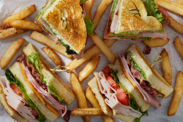 classico panino roast chicken club house con patatine fritte - sandwich turkey cold cuts snack foto e immagini stock