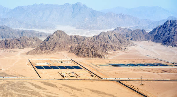 vista aérea desde el avión en paneles solares en el desierto y montañas en la península del sinaí cerca de sharm el sheikh, egipto - town of egypt fotografías e imágenes de stock