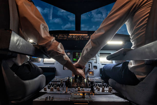 pilotos en una cabina en un avión - runway airplane landing landing light fotografías e imágenes de stock