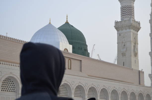 человек, одетый в толстовку - editorial islam praying arabic style стоковые фото и изображения