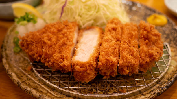 primo piano di un piatto katsu a sapporo, hokkaido, giappone - tonkatsu foto e immagini stock