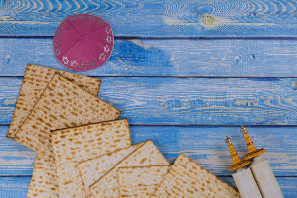 żydowska wakacyjna pascha z żydowską przaśnym chlebem matzah i tora - passover judaism seder kiddush cup zdjęcia i obrazy z banku zdjęć