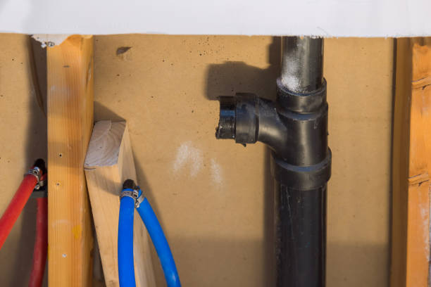riparazione di tubi d'acqua in polipropilene di plastica in un buco nel muro nel bagno di casa - bathroom water pipe faucet sink foto e immagini stock