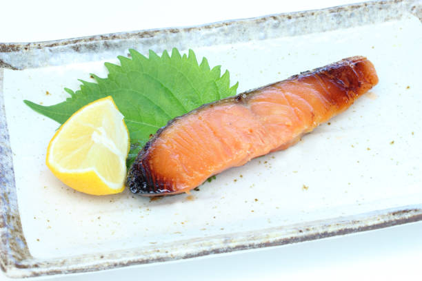 salmón encurtido en sake lees - baked salmon fotografías e imágenes de stock
