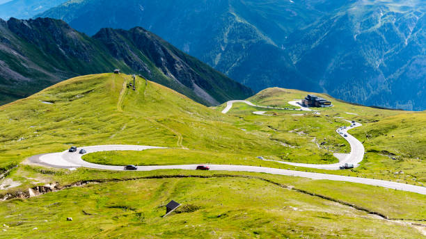 bergasphalt straße serpentin. kurvengrossglockner hochalpenstraße in hochtauern, österreich - mountain pass stock-fotos und bilder