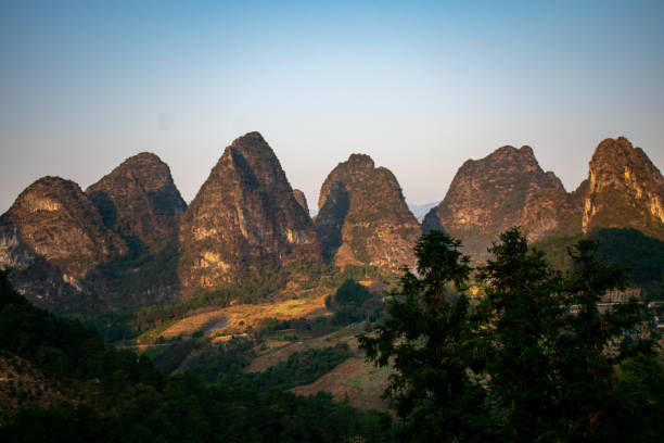 collines avant coucher du soleil - yangshuo photos et images de collection