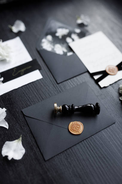Invitación De Boda Fondo Negro De Moda Con Pétalos De Flores Un Conjunto De Impresión De Boda Oscura Sobre Un Fondo De Madera Foto de stock y más banco de imágenes de Invitación De Boda Fondo Negro De Moda Con Pétalos De Flores Un Conjunto De Impresión De Boda Oscura Sobre Un Fondo De Madera Foto de stock y más banco de imágenes de
