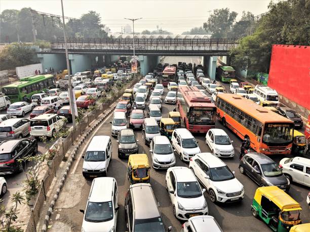 city traffic in india - new delhi horizontal photography color image imagens e fotografias de stock