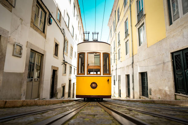 tranvías en lisboa. famoso tranvía de funicular amarillo retro en calles estrechas de lisboa. turismo turístico o atracción turística en lisboa, portugal - cable car lisbon portugal portugal old fotografías e imágenes de stock