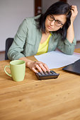 frau-buchhalter-sitzen-berechnen-ausgaben-auf-rechner-am-holztisch-modernen-arbeitsplatz.jpg?b=1&s=170x170&k=20&c=QO0BG9UAq-63hUuvbbCAeMV86Xw1GSSyEx8UrpMn9ys=