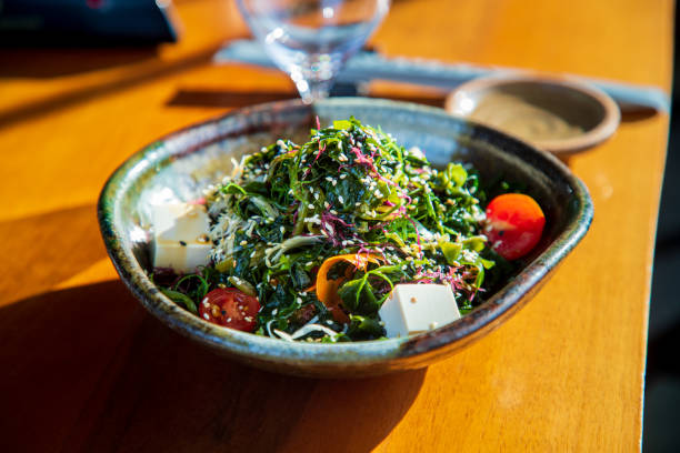 ensalada de algas hiyashi con sésamo blanco y negro y tofu - wakame salad fotografías e imágenes de stock