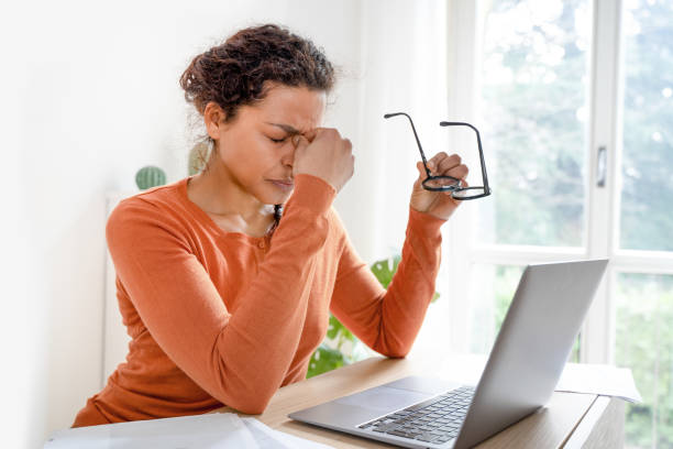 donna che si sente stanca e troppo lavorata da casa - tensione foto e immagini stock