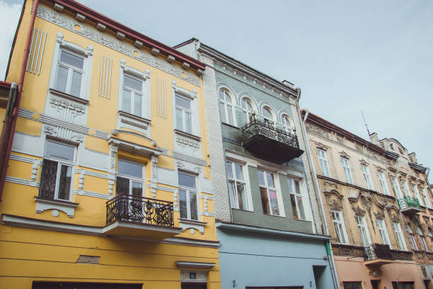 il tenament colorato ospita facciate nel centro storico di przemysl, in polonia - tenament foto e immagini stock