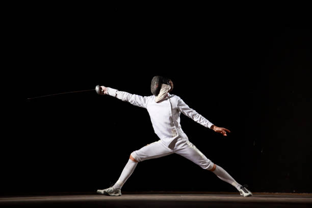 fancer en la pose de batalla - fencing sport athlete sword fotografías e imágenes de stock