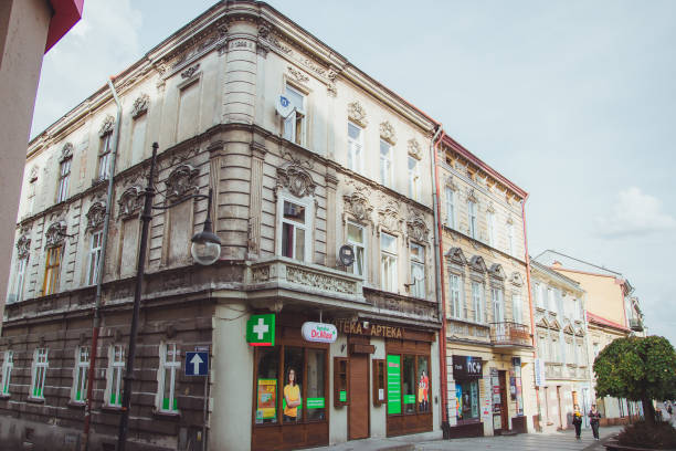 tenament abriga fachadas na antiga cidade de przemysl, polônia - tenament - fotografias e filmes do acervo