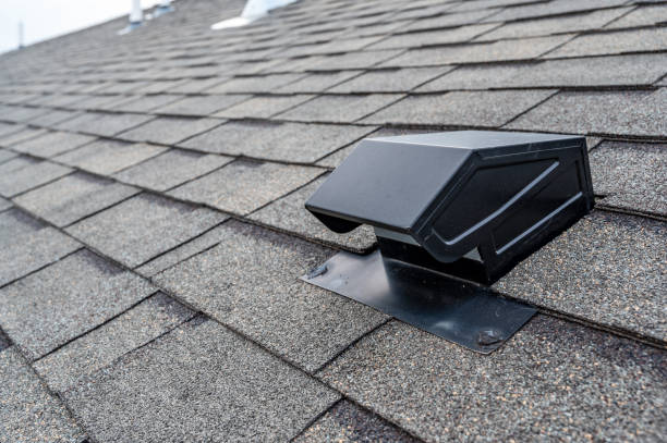 évent statique installé sur un toit de bardeaux pour la ventilation passive du grenier - roof photos et images de collection