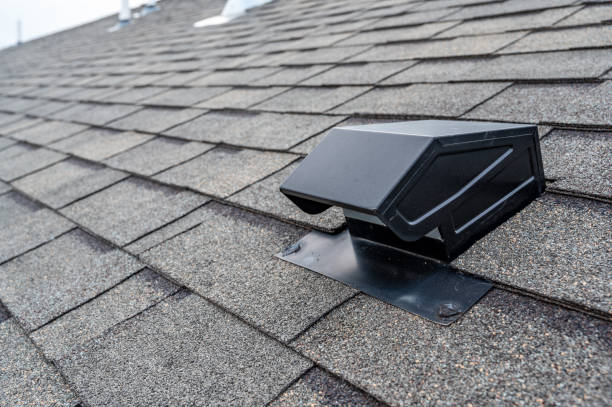 sfiato statico installato su un tetto in ghiaia per la ventilazione passiva della soffitta - conduttura dellaria foto e immagini stock