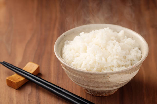 arroz caliente humeante - arroz comida básica fotos fotografías e imágenes de stock