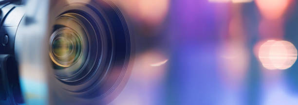 lente de cámara de cerca y fondo azul - single lense reflex fotografías e imágenes de stock